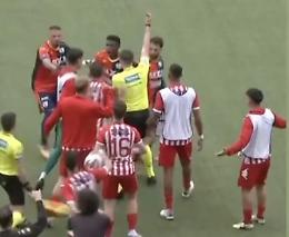 L'arbitro lo ammonisce due volte e dimentica di espellerlo: promozione a rischio