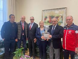 Il Maestro Sergio Vincenzo Russo premiato dal sindaco, Matilde Celentano