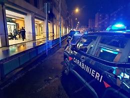 Rapinatore ferisce un commesso del market, poi scappa in bicicletta