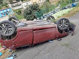 Si ribalta con l'auto mentre torna da lavoro