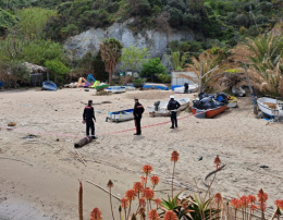 Rifiuti speciali abbandonati, sequestrata una parte di spiaggia