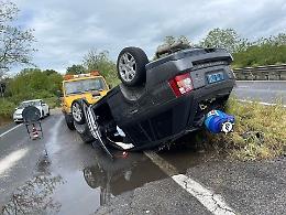 Incidente tra tre auto, si ribalta sulla Pontina