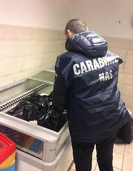 Pasqua sicura: controlli dei NAS nel Pontino, sequestrati 75 kg di alimenti e chiusa un’attività