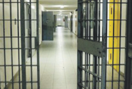 Droga in carcere nascosta tra biscotti e affettati, tredici condanne 