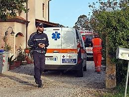 Bambino sbranato al volto dal cane nel cortile