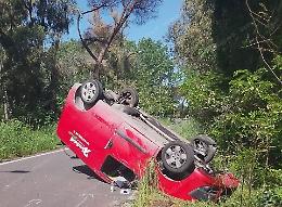 Incidente in via Nascosa, furgone si ribalta: ferito un 22enne