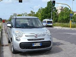 Anziana investita mentre attraversa a pochi metri dalle strisce, trasportata in ospedale
