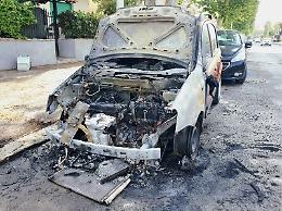 Auto a fuoco all'alba, giallo in via Quarto