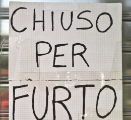 Banda di ladri in azione, colpo notturno al bar-tabacchi: bottino ingente