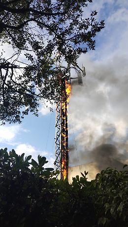Incendio alla centrale Telecom di Fondi, le fiamme arrivano fin sull'antenna