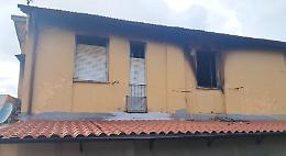 Dà fuoco alla propria casa, 53enne trovato in stato di alterazione