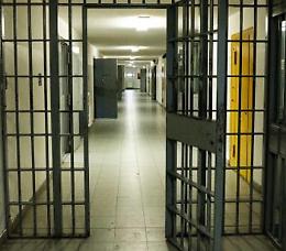 Maltratta la madre, una giovane finisce in carcere