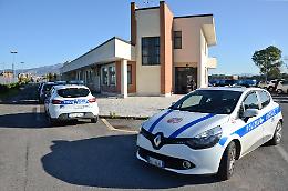 In fuga con l’auto dopo l’incidente aggredisce gli agenti: scatta l’arresto
