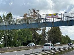 Sfregio ai sindacati, rubati gli striscioni sui cavalcavia della Pontina