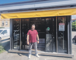 Riapre l’edicola di via Olivetti, la sfida controcorrente di Michael: "Ci credo"