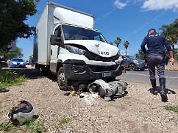 Inversione in scooter sulla Pontina, bracciante travolto da un autocarro