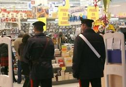 Tentata rapina in un supermercato: vigilante aggredito da due ladri