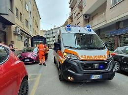 Una furia in centro, danneggia un’auto  e aggredisce il proprietario