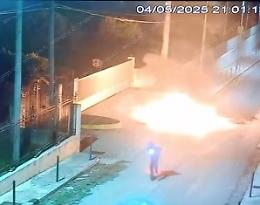 Una bottiglia molotov alla Rida, caccia a un ragazzino