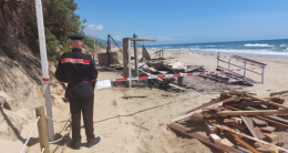 Incendio sul lungomare di Fondi, distrutto chiosco in fase di allestimento

