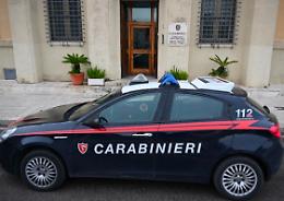 Spacca i vetri di auto e furgone, 40enne denunciato dai Carabinieri

