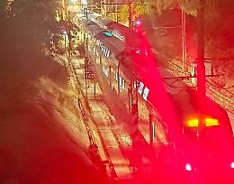 Guasto sulla linea ferroviaria, treno fermo per ore  e disagi infiniti