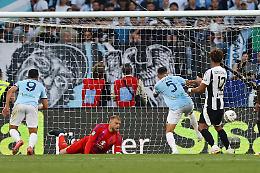 Vecino, all'ultimo respiro, agguanta la Juventus: La sfida dell'Olimpico finisce 1-1