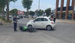 Incidente tra moto e auto in via Mascagni, ferito un centauro
