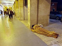 Allarme senzatetto, degrado sotto i portici