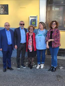 Un defibrillatore in piazza Signina: il dono silenzioso di due cittadine per la sicurezza di tutti