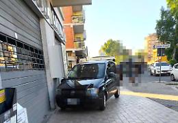 Anziano perde il controllo dell'auto e finisce contro il muro della farmacia
