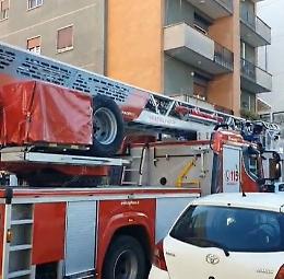 Latina, cadono calcinacci da un cornicione: chiuso un tratto di via Adua