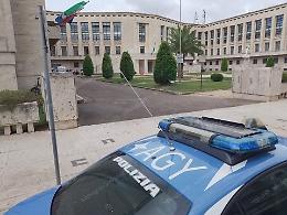 Si presenta in Questura per l’immigrazione con 50 grammi di hashish in tasca: denunciato