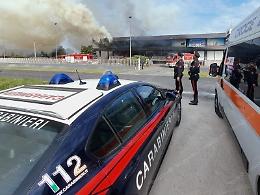 Sciacallaggio nel mobilificio dopo l’incendio, arrestati tre ladri