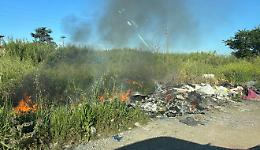 Il Pd: «Erba alta e lotti incolti in città e in periferia, subito la pulizia per evitare gli incendi»