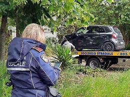 Sorpresi dalla Polizia Locale con l'auto pirata, inseguimento e fuga a piedi