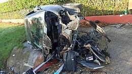 Spaventoso incidente con l’auto, ventenne finisce in ospedale
