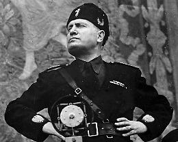 Nettuno revoca la cittadinanza onoraria a Mussolini: voto unanime in Consiglio comunale