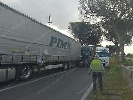 Incidente sull'Appia, tamponamento tra camion