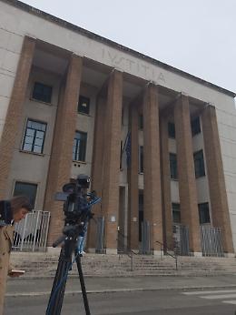 Furto nel mobilificio incendiato: arresto convalidato, tre giovani a processo