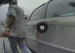Riga le auto in sosta alla stazione: vandalo ripreso in video