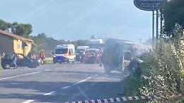 Incidente tra tre mezzi, muore una donna