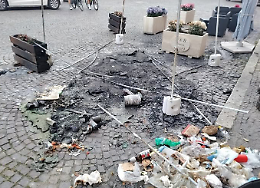 Gazebo in fiamme, paura in centro: c'è già un sospettato