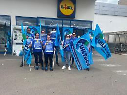 Scioperano i lavoratori della Lidl, proteste nei punti vendita della provincia 