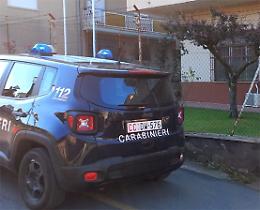 Minacciano e picchiano il commerciante per rubare alcolici: denunciati in due a Norma