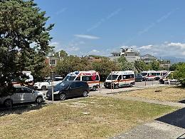 Pronto soccorso pieno, dieci ambulanze in fila