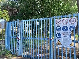 Il cancello del parco è chiuso da mesi, la rabbia dei pendolari