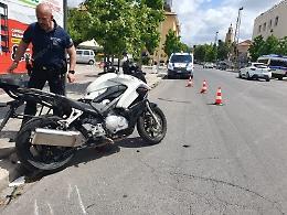 Terribile incidente tra moto e auto, centauro 65enne perde un piede