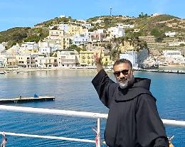 Ponza saluta padre Francesco: commozione e affetto per il parroco che ha unito la comunità