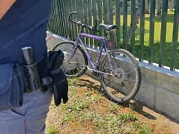 Investe un giovane in bicicletta e scappa, caccia all'auto pirata

